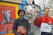 Sozialreferentin Brigitte Maier nahm die 12.000 Freikarten entgegen (©Foto:Martin Schmitz)